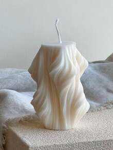 La vela de aromaterapia es una pequeña vela con forma de onda giratoria. Puede ser un candelabro para una boda romántica. Es una elegante vela de aromaterapia para interiores, también es excelente como vela de aromaterapia para el baño y es un regalo perfecto para las chicas.