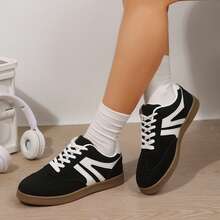Zapatillas de mujer con diseño de recortes y bloques de color en la parte superior - Negro - Ver 4