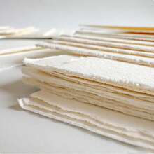 25 ورقة ورق مائي، 300 جرام/متر مربع ورق مصنوع يدويًا بطبقة مضغوطة بارد ذو حافة مسننة ملمس خشن/أسلوب قديم باللون الأبيض والعاجي والبني، أوراق فضفاضة كبيرة الحجم للرسم والتلوين والتصميم والخط والأعمال الفنية والحرفية والدعوات الزفاف والبطاقات والتجليد والنسيج والمشاريع النسيجية - مثالي للفنانين والرسامين والحرفيين والمبتدئين ومستلزمات الفن والهدايا الموسمية والاستخدام المنزلي والصفي - متعدد الألوان - مشاهدة 4