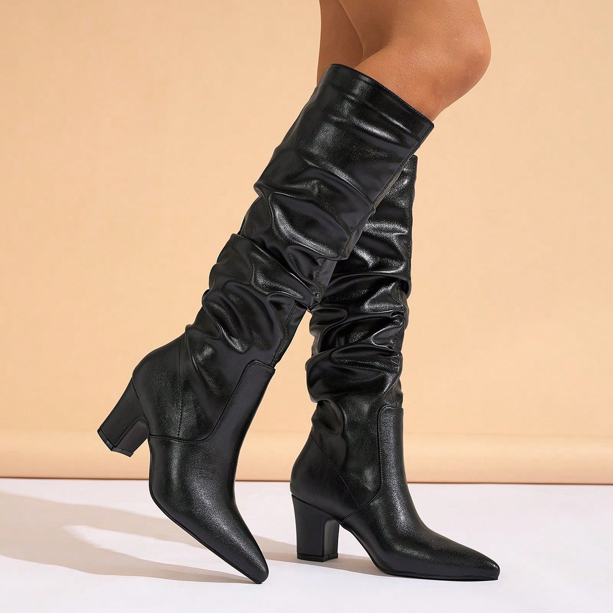 Botas de gamuza y cuero con punta puntiaguda, tacón alto y pliegues, de moda y muy vendidas, para mujer, para otoño, invierno, fiesta, color negro