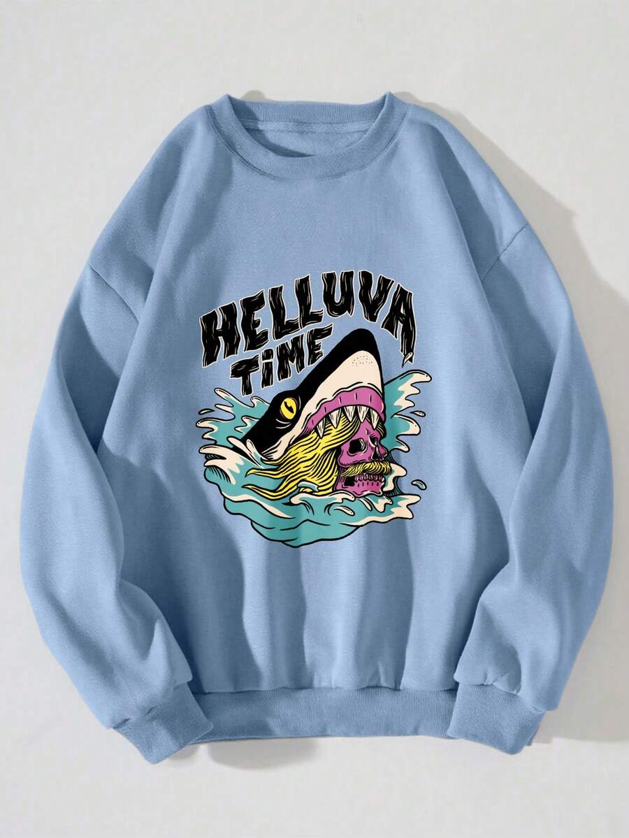 Moletom feminino solto. Um moletom com um tubarão com dentes amarelos e língua rosa espirrando nas ondas de água acima do tubarão. A frase "Helluva Time" está escrita em uma impressão internacional.