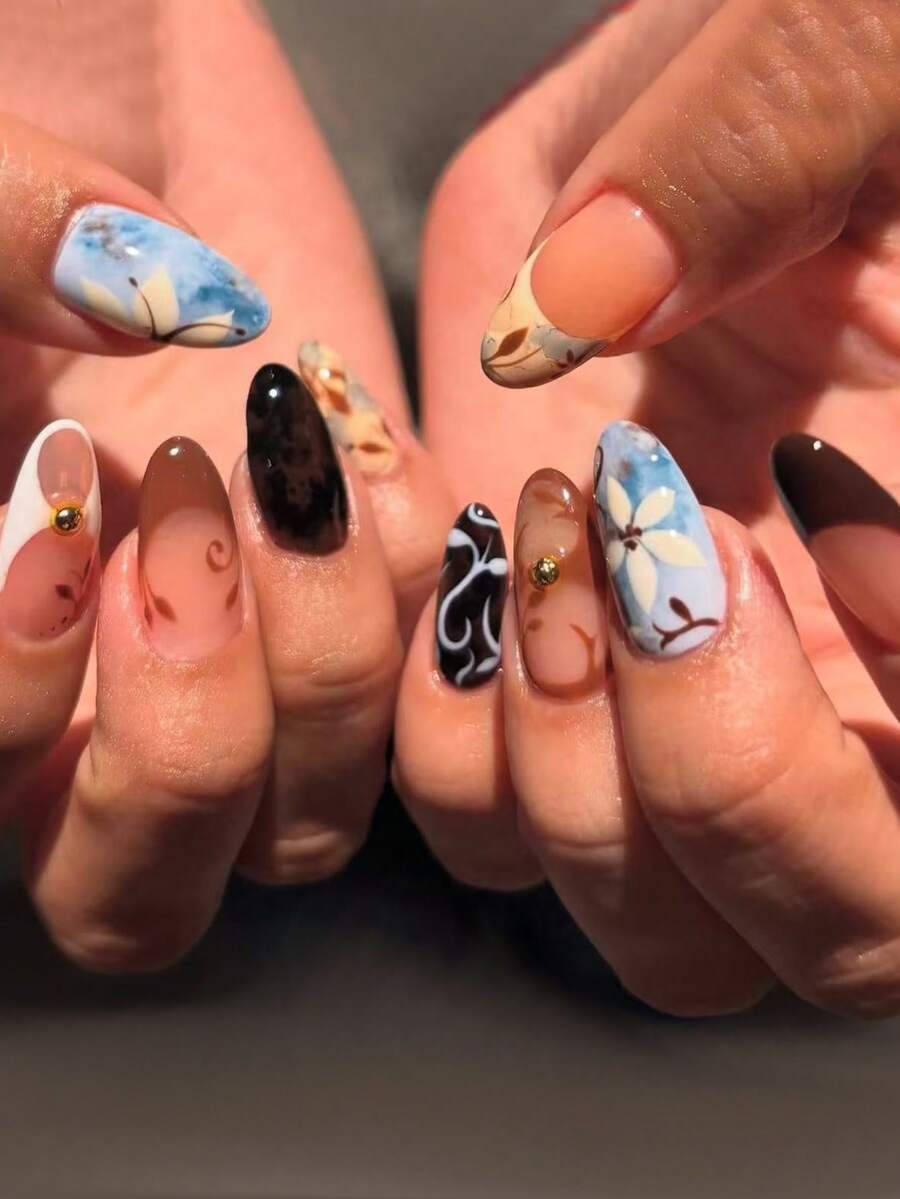 24 pezzi di unghie finte a forma di mandorla in una confezione regalo, con creatività artistica, dipinte a mano con macchie blu e fiori in contrasto, motivo personalizzato a tema caffè, essenziali per le ragazze francesi per l'uso quotidiano, per il lavoro e le vacanze, con 1 pezzo di lima