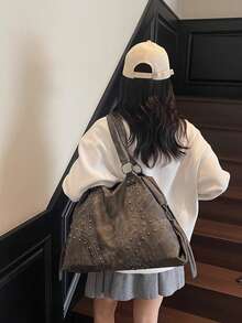 Túi đeo vai nữ thời trang mới, được làm từ chất liệu PU, có hai quai xách và thiết kế trang trí đinh tán, kiểu dáng sành điệu và hiện đại, phù hợp cho mua sắm, đi chơi, du lịch và nhiều dịp khác nhau. - màu đen - Xem 3