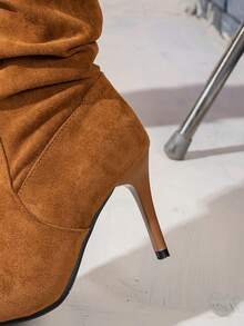 2025 秋冬女士时尚尖头褶皱高跟靴 - 鏽棕色 - 查看 7