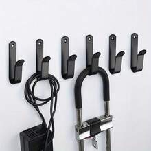 2 个黑色金属滑雪板壁钩，重型滑雪板存储和展示架，可稳定悬挂滑雪板，易于安装且节省空间，适用于存放滑雪板、滑雪板、冲浪板、长板和滑板，适用于家庭车库组织、滑雪商店展示和冬季运动器材存储