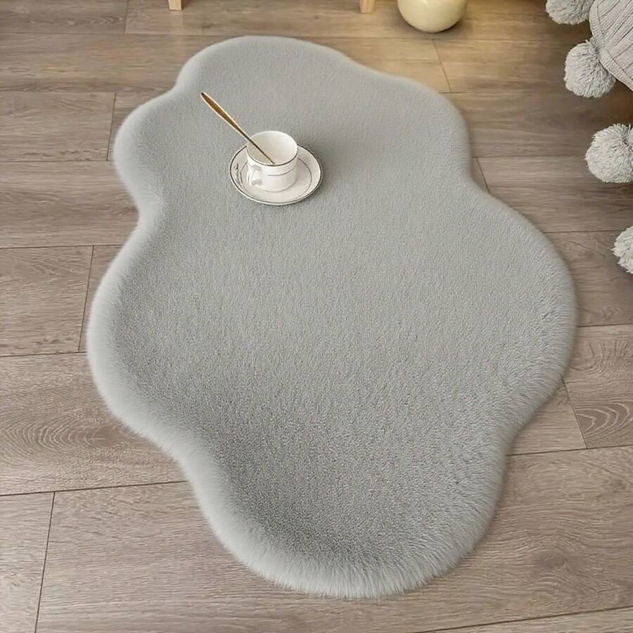 1 件云朵造型蓬松地毯，灰色不对称云朵设计，1-5 厘米裁剪余量，柔软蓬松质地，适用于客厅、卧室、玄关、厨房、浴室、游戏室、书房、衣橱等场所，厚实保暖，适合秋冬季圣诞节装饰或厨房使用。