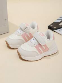 زوج من أحذية الرياضة البيضاء للبنات - أحذية كاجوال منخفضة الرقبة للأطفال، مناسبة للملابس الكاجوال والأنشطة الخفيفة في الهواء الطلق، أحذية الجري للأطفال، أحذية الأطفال الرضع