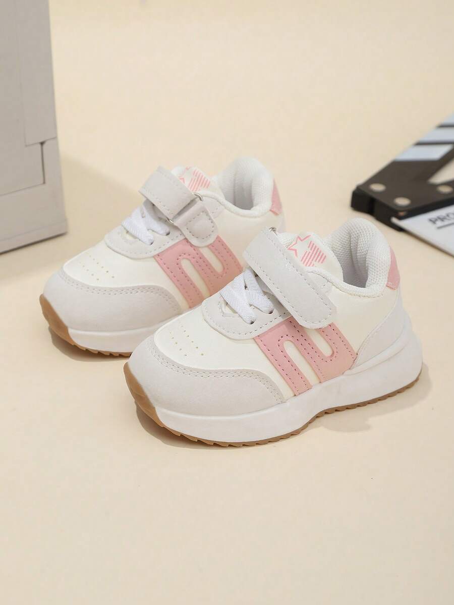 زوج من أحذية الرياضة البيضاء للبنات - أحذية كاجوال منخفضة الرقبة للأطفال، مناسبة للملابس الكاجوال والأنشطة الخفيفة في الهواء الطلق، أحذية الجري للأطفال، أحذية الأطفال الرضع