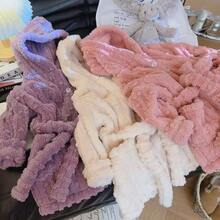 Nowy, jesienno-zimowy szlafrok z grubego polaru koralowego zapewnia ciepło i wygodę. Jest odpowiedni zarówno dla mężczyzn, jak i kobiet. Dostępny jest w rozmiarach od 90 do 150 cm wysokości. Zapewnia komfortową ochronę w chłodne dni.