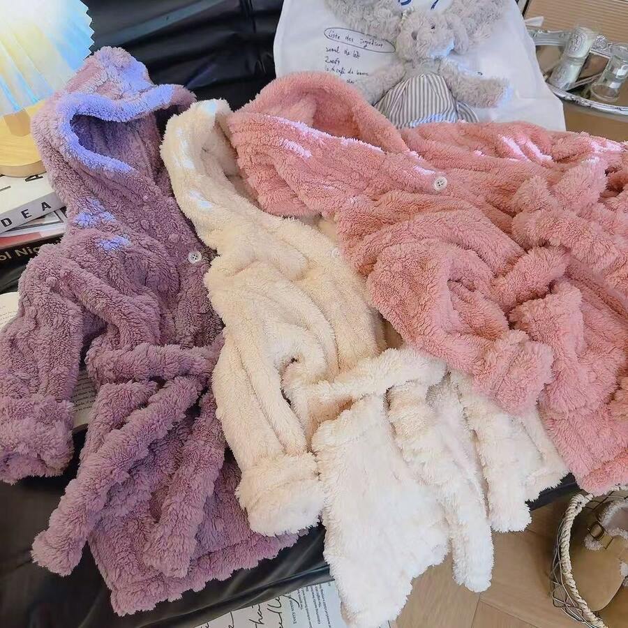 Nowy, jesienno-zimowy szlafrok z grubego polaru koralowego zapewnia ciepło i wygodę. Jest odpowiedni zarówno dla mężczyzn, jak i kobiet. Dostępny jest w rozmiarach od 90 do 150 cm wysokości. Zapewnia komfortową ochronę w chłodne dni.