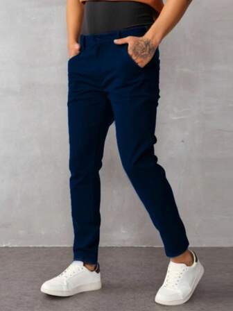 Pantalón de corte ajustado para hombre en tela de gabardina con diseño moderno versátil, ideal para estilo casual, formal de negocios