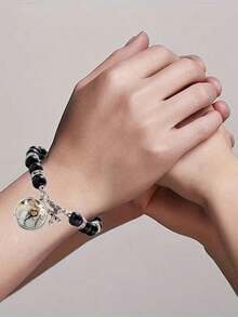 1 Pulsera personalizada con foto - Pulsera de diseño de perlas falsas - Joyería personalizada con foto de familia/pareja/mascota, pulsera elegante y vintage con cuentas. Disponible en negro, rojo, blanco, morado. El regalo perfecto para ella/él, adecuado para aniversario, Navidad, Halloween, Acción de Gracias, Año Nuevo, cumpleaños o como accesorio de . Con diseño clásico y adornos brillantes.