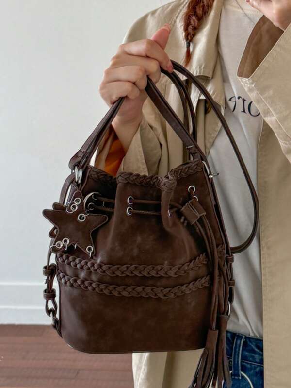 حقيبة دلو من جلد البولي يوريثان والجلد المدبوغ والفرو الصناعي مع شرابات، يمكن ارتداؤها كحقيبة ظهر، ديكور نجمي بطراز بانك، حقيبة كتف عملية بطراز الشارع