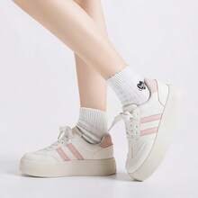 纯色女式复古德式运动鞋白色软底运动鞋，适合阿巴雅，女式白色鞋子，透气舒适步行鞋，厚底鞋，经典复古设计，适合日常穿着，女式运动鞋，沙特国庆节女式运动鞋，舒适女鞋 - 白粉 - 查看 5