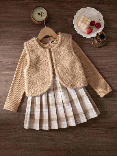 三件套时尚优雅裙装，适合年轻女孩，柔软舒适的罗纹长袖上衣+纯色抓绒背心+百褶迷你裙，时尚休闲的校园风，完美适用于秋冬季户外活动、学校、聚会、派对、生日礼物等场合。