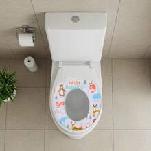 NF0490003 Reductor de asiento de inodoro para bebé con estampado de cochecito azul. Fabricado en plástico polipropileno. Apto para niños a partir de 1 año y 6 meses. La edad mínima de uso es de 2 años. Peso máximo soportado: 20 kg. Con sistema de plegado. Asiento acolchado. Diseño antisalpicaduras. Dimensiones: 3cm de alto x 28cm de ancho x 30cm de largo. - Blanco - Ver 8