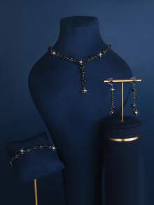 四件时尚水钻项链、耳环和手链套装，适合日常佩戴或婚礼等浪漫场合。（1 条项链 + 1 对耳环 + 1 条手链）