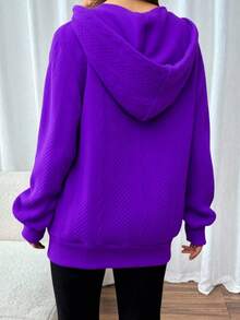Cazadora tipo bomber con cremallera delantera, con detalle de bolsillo a los costados con cremallera, con capucha trasera, con cordones ajustables, - Morado - Ver 3