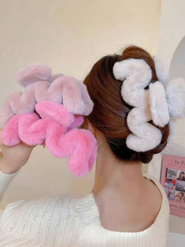 1 pieza Pinza de pelo de moda para viajes, accesorios de pelo de otoño/invierno, pinzas de pelo de invierno con peluche, pinzas suaves para el pelo elegantes para atuendos de vacaciones de mujer