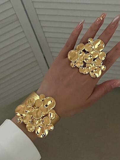 两件套超大号金色粗手镯和夸张戒指，抽象锤纹圆形金属夸张手镯和厚戒指组合，女士日常佩戴叠戴首饰