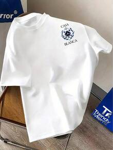 Men's T-Shirt Featuring A Geometric "CASA BIANCA" Graphic And Decorative Badge Patterns On Both Sides. It Features A Loose, Round-Neck, Short-Sleeved T-Shirt, Comfortable And Skin-Friendly, And Is 100% Cotton. It's Suitable For Home, Travel, Business Trips, School, Commuting, Parties, And Other Occasions, Suitable For All Seasons. - 白色 - 查看 2