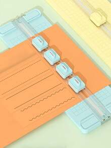 Taglierina multifunzionale 4 in 1 a colori macaron: taglio preciso diritto/curvo/perforato/con goffratura, scorrimento bilaterale con scala graduata, adatta per journaling, craft, organizzazione documenti, articoli di cartoleria best seller. Infonde il taglio della carta con praticità professionale e tocco artistico, crea uno spazio di lavoro efficiente e creativo. Design portatile a colori macaron adatto alle donne.