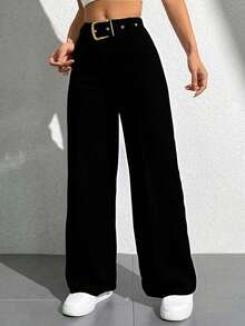 Pantalón de vestir para mujer diseño moderno y sofisticado con cintura alta que estiliza la figura y realza la silueta, ideal para mujeres jóvenes y señoras que buscan un estilo casual elegante para oficina, reuniones, eventos especiales o salidas; confeccionado en tela tipo crepé de alta calidad con interior suave, cómoda y resistente, con stretch que se adapta al cuerpo sin perder su forma; corte recto de pierna ancha que aporta libertad de movimiento y una caída fluida; detalle fajo de hebilla dorada al frente que añade un toque refinado y femenino; pretina posterior elasticada para un ajuste perfecto y cómodo durante todo el día; sin bolsillos frontales para mantener una línea limpia y estilizada, prenda versátil que combina fácilmente con blusas, camisas o tops para crear looks formales o casuales; resistente a arrugas y al pilling, lavable a máquina sin deformación, pieza atemporal que no pasa de moda y que se convierte en un básico imprescindible en el guardarropa femenino. - Negro - Ver 4