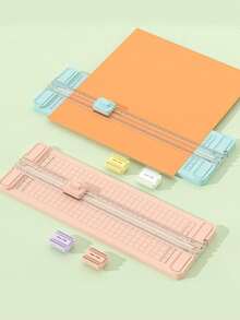 Taglierina multifunzionale 4 in 1 a colori macaron: taglio preciso diritto/curvo/perforato/con goffratura, scorrimento bilaterale con scala graduata, adatta per journaling, craft, organizzazione documenti, articoli di cartoleria best seller. Infonde il taglio della carta con praticità professionale e tocco artistico, crea uno spazio di lavoro efficiente e creativo. Design portatile a colori macaron adatto alle donne.