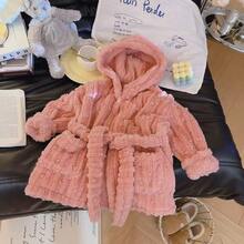 Nowy, jesienno-zimowy szlafrok z grubego polaru koralowego zapewnia ciepło i wygodę. Jest odpowiedni zarówno dla mężczyzn, jak i kobiet. Dostępny jest w rozmiarach od 90 do 150 cm wysokości. Zapewnia komfortową ochronę w chłodne dni.