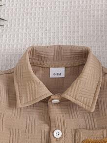 2 件男婴街头时尚套装：纹理口袋熊刺绣衬衫和短裤 - 卡其色 - 查看 3