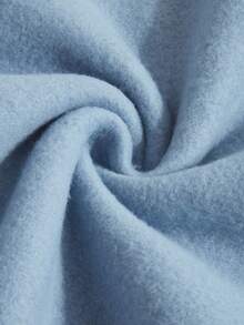 Moletom feminino solto. Um moletom com um tubarão com dentes amarelos e língua rosa espirrando nas ondas de água acima do tubarão. A frase "Helluva Time" está escrita em uma impressão internacional.