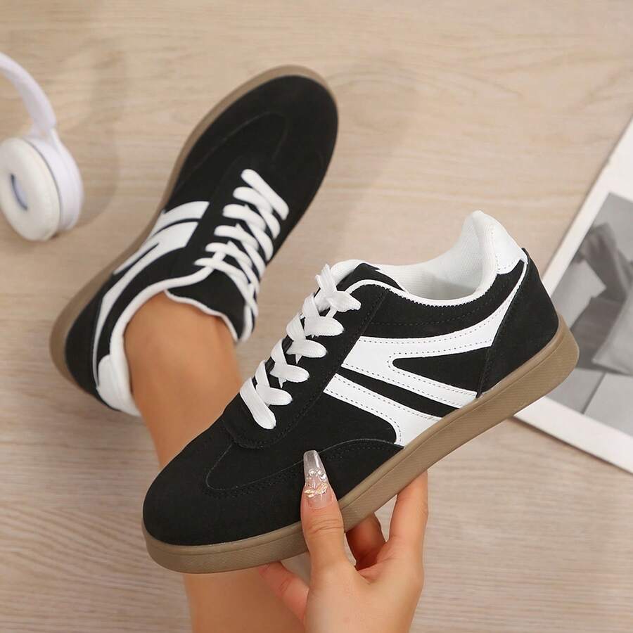 Zapatillas de mujer con diseño de recortes y bloques de color en la parte superior - Negro - Ver 1