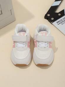 زوج من أحذية الرياضة البيضاء للبنات - أحذية كاجوال منخفضة الرقبة للأطفال، مناسبة للملابس الكاجوال والأنشطة الخفيفة في الهواء الطلق، أحذية الجري للأطفال، أحذية الأطفال الرضع