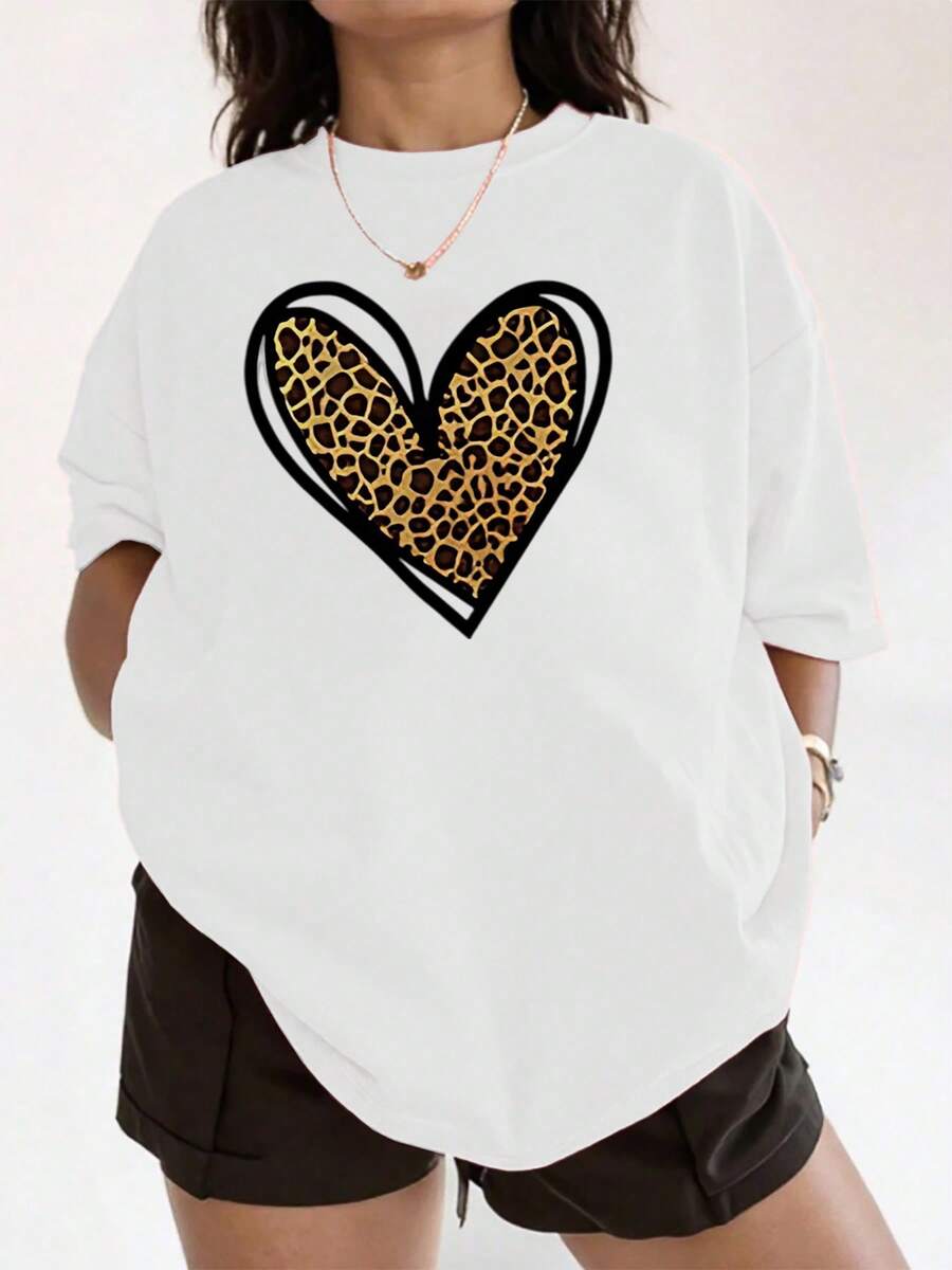 Elegante camiseta de corte relajado para mujer con estampado de leopardo y corazón, ideal para looks casuales y diarios. Combinación de tejidos suaves para mayor comodidad y durabilidad. - Blanco - Ver 1