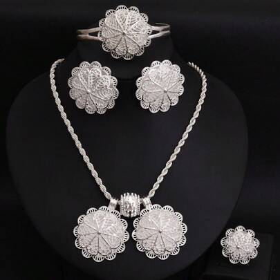 1套經典銀色新娘珠寶套裝，包含吊墜、項鍊、耳環、手鏈；婚禮禮品