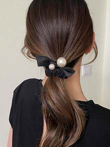1 件黑色仿珍珠蝴蝶结发圈，时尚马尾发饰（仿珍珠位置可能与实际物品不同），头饰