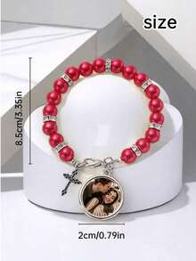 1 Pulsera personalizada con foto - Pulsera de diseño de perlas falsas - Joyería personalizada con foto de familia/pareja/mascota, pulsera elegante y vintage con cuentas. Disponible en negro, rojo, blanco, morado. El regalo perfecto para ella/él, adecuado para aniversario, Navidad, Halloween, Acción de Gracias, Año Nuevo, cumpleaños o como accesorio de . Con diseño clásico y adornos brillantes.