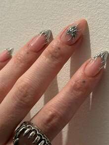 Sanrio Verbessern Sie Ihr Aussehen mit einem 24er-Set mittelgroßer mandelförmiger Kunstnägel - mit modernem, lässigem, minimalistischem, elegantem und süßem hellrosa Design, sowie einem einzigartigen dunkel-punkigen Stil, 3D-metallisch aussehenden silbernen Dorn- und Herzprägungen und coolen silbernen flüssig-artigen Dornmustern im französischen Stil.