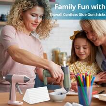 Pistola de pegamento caliente inalámbrica Tilswall W106 de 4 V, precalentamiento rápido de 30 s, 20 barras de pegamento de 7 x 140 mm (0,28 x 5,51 pulgadas), boquilla antigoteo, batería recargable tipo C de 2000 mAh, color verde oliva