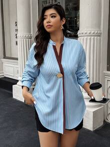 大码女式休闲优雅V领条纹衬衫，配金属扣和侧开衩下摆，适合日常、外出和通勤穿着，春夏皆宜。 - 藍白色 - 查看 1