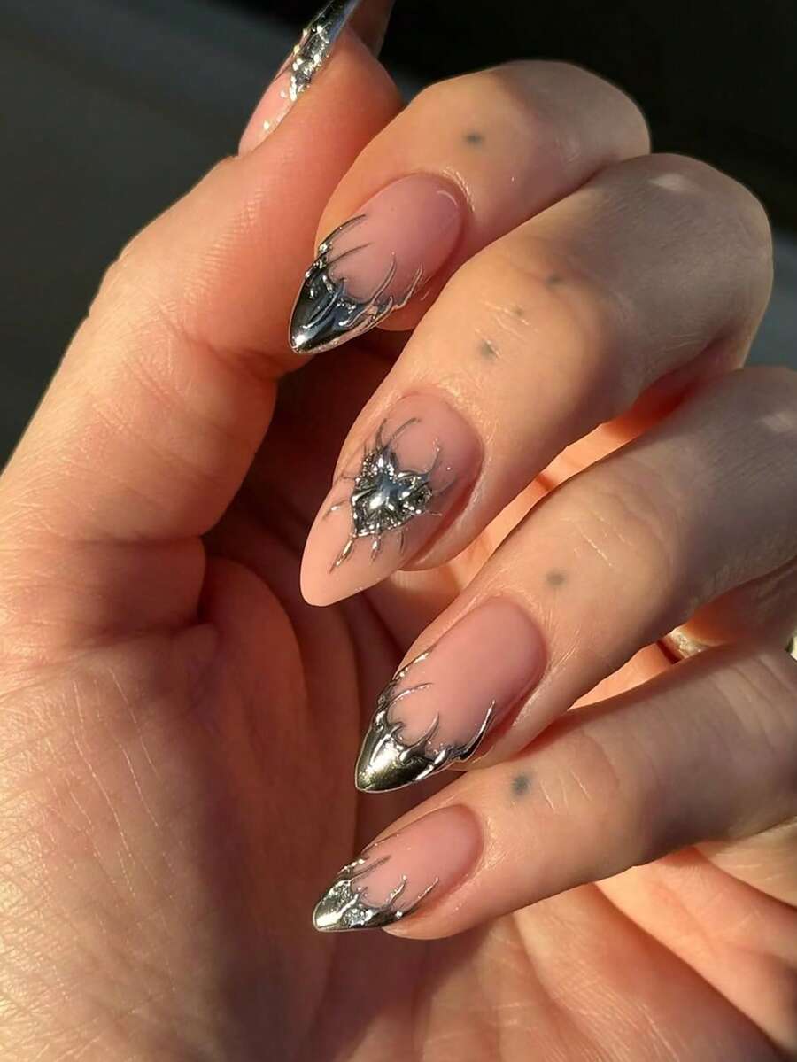 Sanrio Verbessern Sie Ihr Aussehen mit einem 24er-Set mittelgroßer mandelförmiger Kunstnägel - mit modernem, lässigem, minimalistischem, elegantem und süßem hellrosa Design, sowie einem einzigartigen dunkel-punkigen Stil, 3D-metallisch aussehenden silbernen Dorn- und Herzprägungen und coolen silbernen flüssig-artigen Dornmustern im französischen Stil.