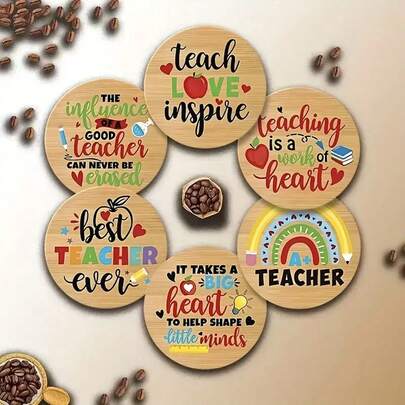 6件套教师节和感恩节印有励志格言的圆形木质杯垫，采用耐热复合木材制成，是教师节和感恩节节日礼物的完美之选。这款6件套防滑厨房配件套装非常适合节日家居装饰和餐具，适用于咖啡桌、公寓和酒吧，用于放置杯子和马克杯。1套6件，共300套，共1800件。