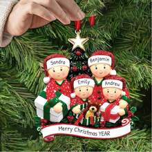 1 pezzo Decorazione natalizia personalizzata in legno per albero di Natale, ornamento natalizio per la famiglia - Ornamento natalizio personalizzato 2026 con nomi dei membri della famiglia, personalizzato per la famiglia, decorazioni per albero di Natale, multifunzionale, ornamentale, riutilizzabile, raffinato, elegante, di alta qualità, colorato, moderno, personalizzato, regali ideali per lei, tea room, casa, ufficio, per anniversari