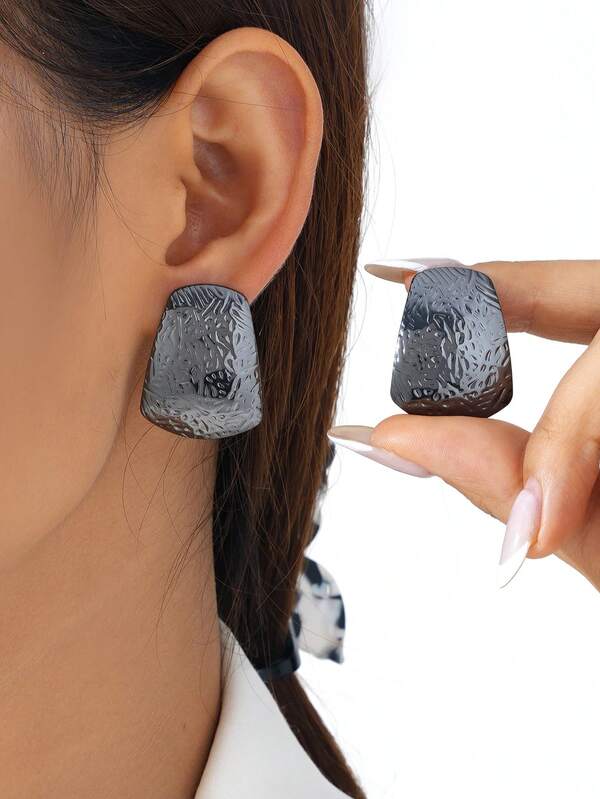 1 Pair Fashion Asymmetrical - Shaped Metal Textured Decorative Stud Earrings Suitable For Women To Wear On Daily Occasions