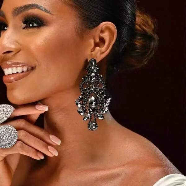 25/1000 A Pair Of Sparkling Rhinestone Flower Shaped Bridal Earrings Is A Luxurious Silver Gift Foradies And Girls. Translation Machine . General Field 1 Pair Of Sparkling Rhinestone Flower Shaped Bridal Earrings, A Luxurious Silver Gift Foradies And Girls.