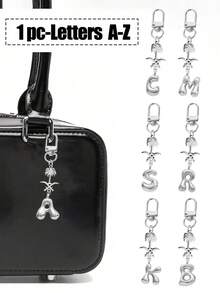 Ciondolo a forma di lettera in caratteri a bolle, ciondolo portafortuna in cristallo, portachiavi in acciaio inossidabile con pendente a forma di palma e teschio incrociato, lettere dell'alfabeto da A a Z, ciondolo per borse e zaini in lega lucida - regalo perfetto per compleanni e occasioni speciali, portachiavi, ciondolo per borse, zaini e auto, accessori per portafogli e borse da donna e ragazze.