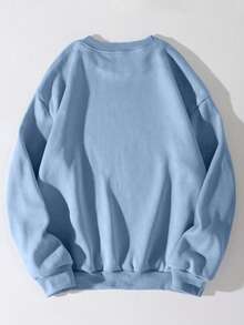 Moletom feminino solto. Um moletom com um tubarão com dentes amarelos e língua rosa espirrando nas ondas de água acima do tubarão. A frase "Helluva Time" está escrita em uma impressão internacional.