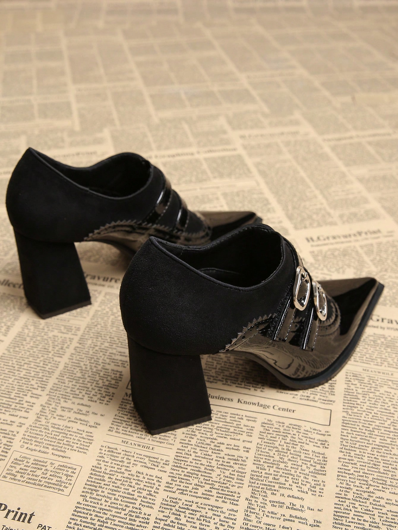 حذاء كعب عالي ذو رأس مدبب وفتحة قليلة الارتفاع، مو...