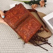 Stylowa, pojemna torebka damska na ramię z frędzlami z poliuretanu – wielokomorowa konstrukcja w stylu vintage, boho i western, ozdobiona frędzlami, nitami i kunsztownym wykonaniem. Uniwersalna torba na ramię/na ramię z odpinanymi, regulowanymi paskami. Idealna na zakupy, zajęcia na świeżym powietrzu, podróże i wyjścia. Idealny prezent dla rodziny i przyjaciół.