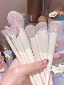 12支装化妆刷套装，大小号齐全，颜色随机：浅金色和玫瑰金，包含散粉刷、粉底刷、腮红刷、遮瑕刷、眼影刷、精准遮瑕晕染刷等。套装包含：化妆刷套装、化妆刷套装、全套化妆工具、化妆刷套装、全套化妆工具、化妆刷套装、化妆礼盒套装。 - 彩色 - 查看 8